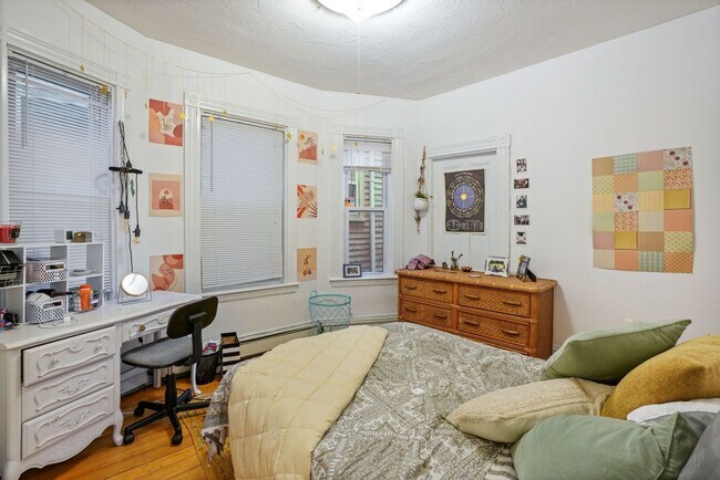 Building Photo - Great Mission Hill 4 bed