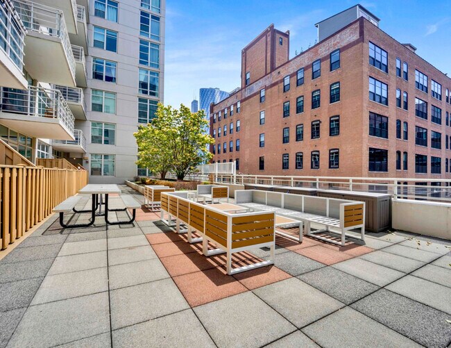 Building Photo - 909 W Washington Blvd