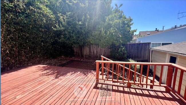 Building Photo - Spacious 2 bedroom Home w/ Backyard, Garag...