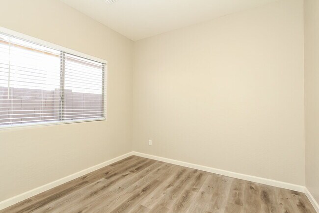 Building Photo - 2523 W Amber Sun Dr