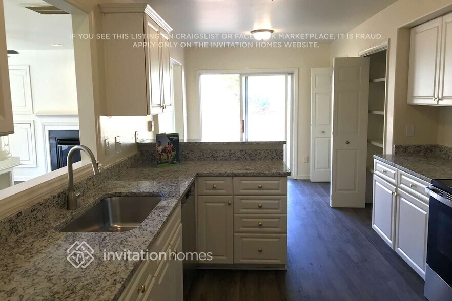 Building Photo - 10400 Neland St