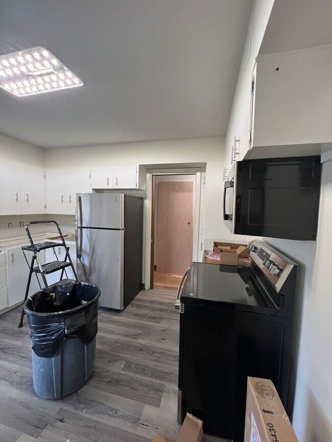 Building Photo - Reserve Now: Spacious, Newly Renovated 5-B...