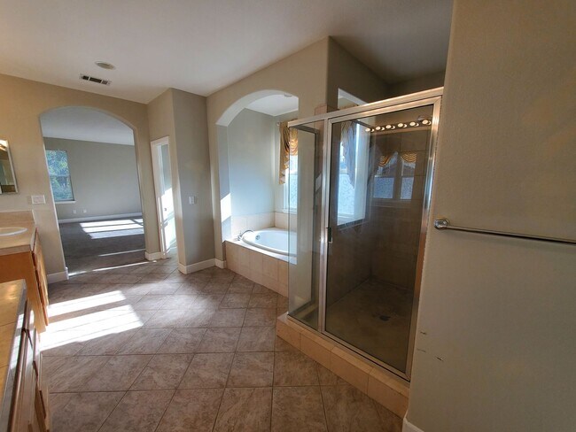 Building Photo - STUNNING SPACIOUS 5 BEDROOM HOME IN CONCOR...