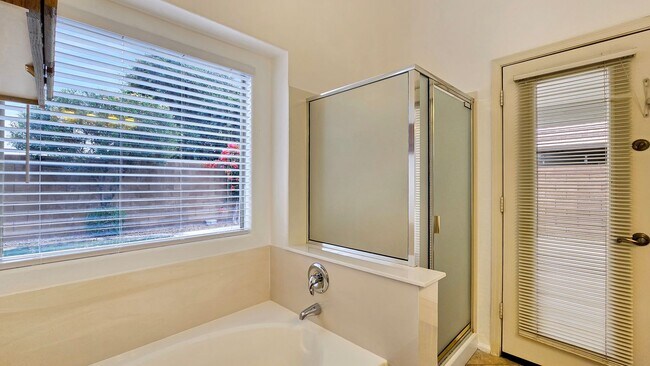 Building Photo - Close to I-10 and shopping in Goodyear!