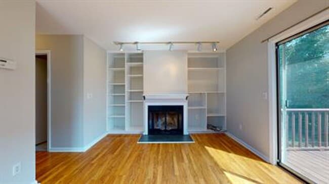 Building Photo - 2 Bedroom 2.5 Bath Townhouse