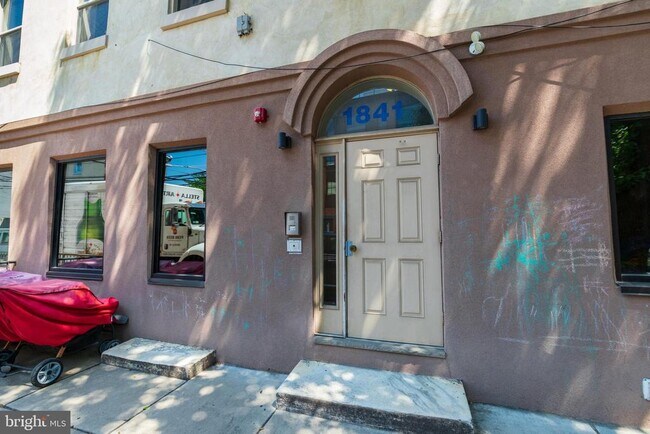 Building Photo - 1841 Bainbridge St