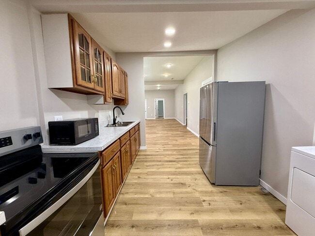 Building Photo - 1025 N 6th St