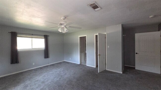 Building Photo - 1600 Southern Oaks Dr