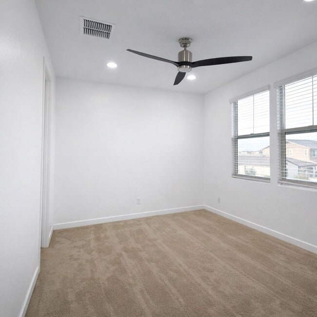 Building Photo - 2353 E Castanets Dr