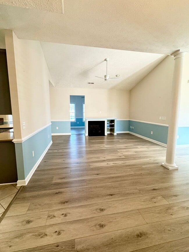 Building Photo - SPACIOUS WATERFRONT 3 bed/3.5 bath with loft/flex space