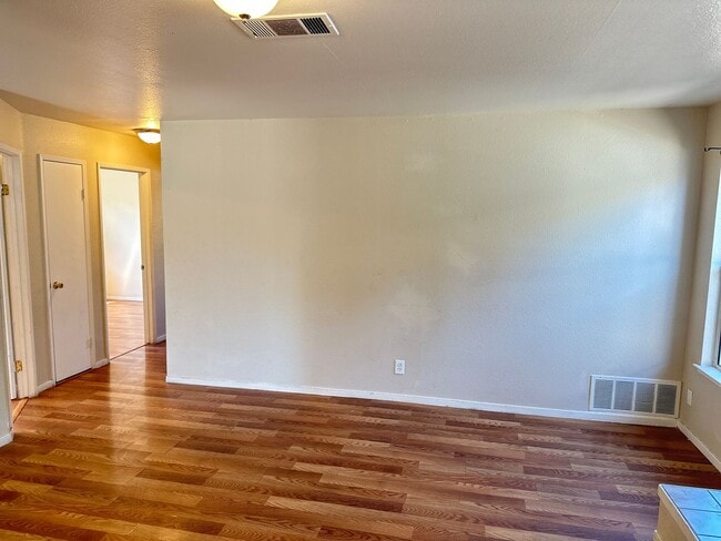 Building Photo - Nice & Quiet single family home in the cen...