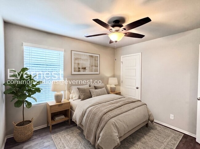 Building Photo - 3 Bed, 2 Bath Home with Garage / Pet-Friendly / Available Now!