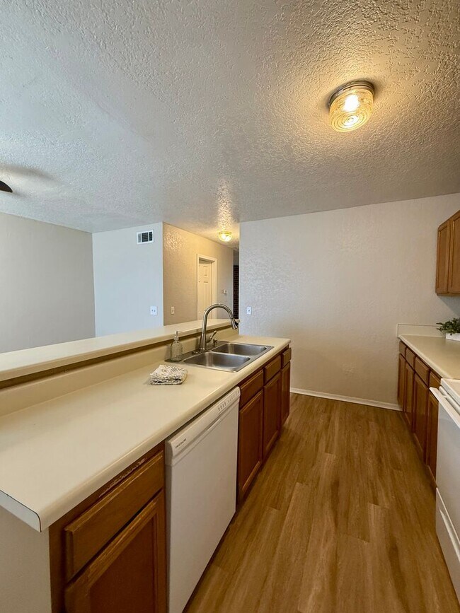 Building Photo - Duplex in East Norman with 2 car garage!