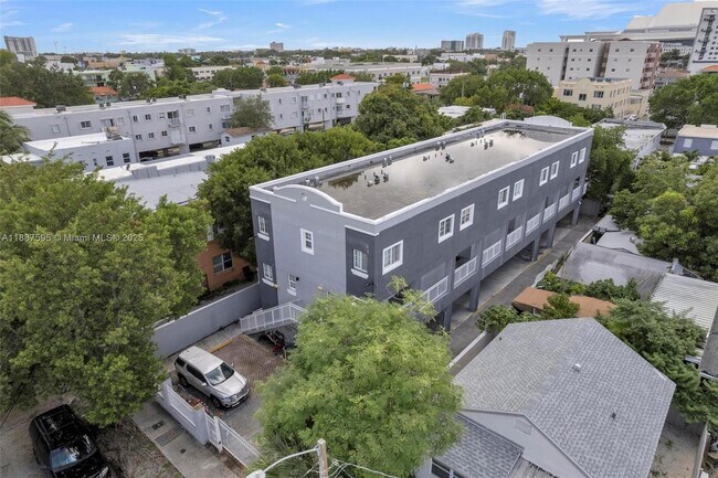 Building Photo - 1421 SW 3rd St