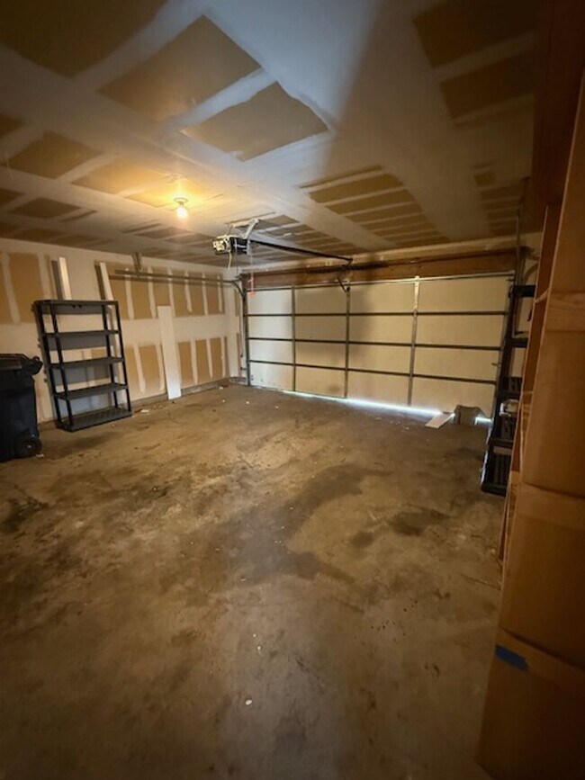 Building Photo - Beautiful 2 Bedroom 2 Bath Townhouse locat...