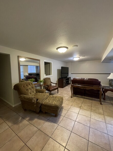 Building Photo - 3022 S Basswood Cir