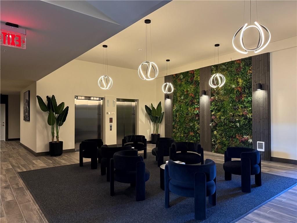 Building Photo - 327 Pine St