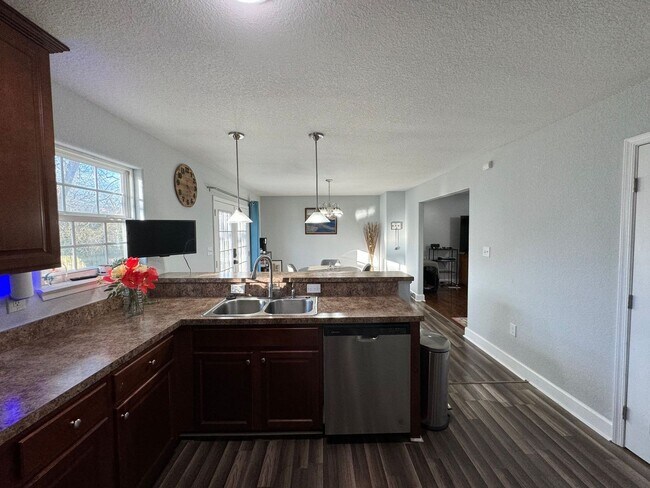 Building Photo - Welcome to this charming and spacious home!