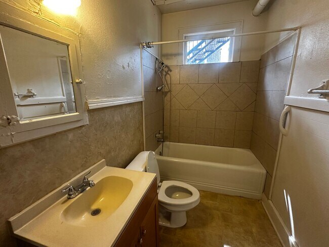 Building Photo - 547 Wilkinson St