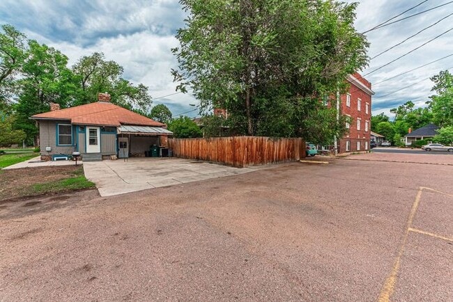 Building Photo - Victorian Home Downtown! 6 - Month Leases ...