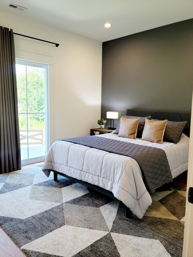 Building Photo - Modern 3-Bedroom Townhome with Pool Access Near Downtown Cookeville