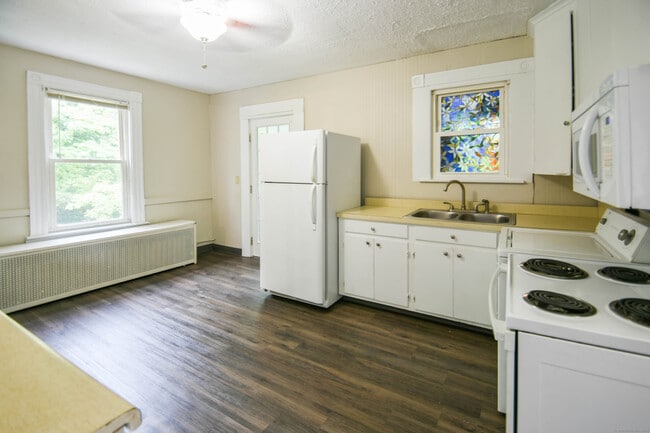 Building Photo - 82 Spindle Hill Rd