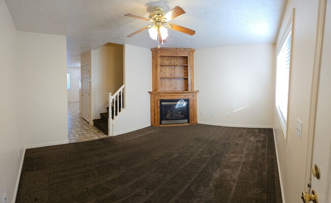 Building Photo - 2 bed, 1.5 bath townhome in The Meadows