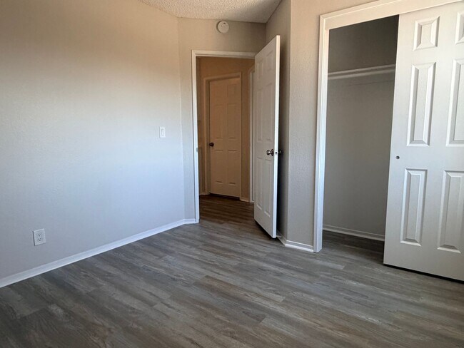 Building Photo - 3+2.5 Two Story in Tehachapi City