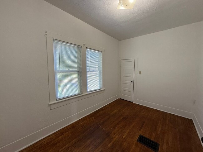 Building Photo - 3 bed, 1.5 bath home for lease!