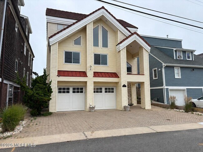 Building Photo - 3608 Ocean Terrace