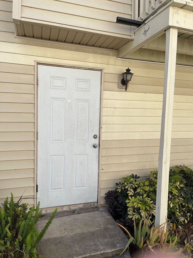 Building Photo - Spacious 2 bedroom/1 Bathroom End Unit Upstairs Condo.