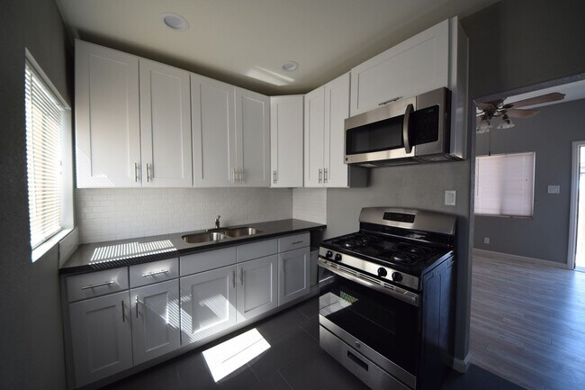 Building Photo - 1610-1614 W 205th St