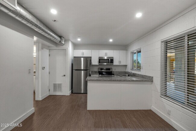 Building Photo - 622 N 9th Ave