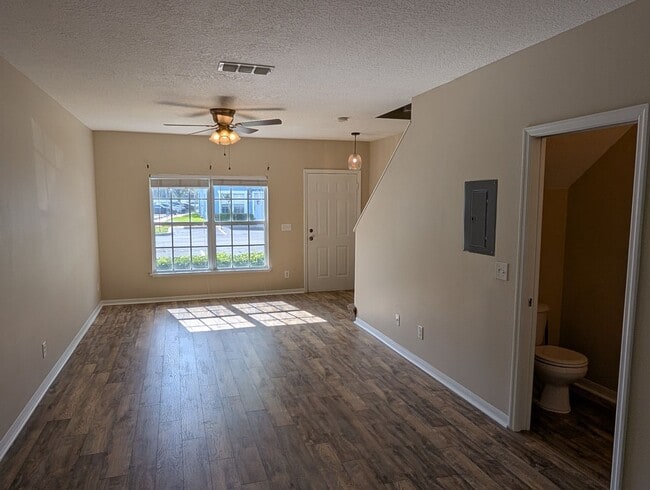 Building Photo - Spacious 2 Bed, 2.5 Bath Townhome in Gated...