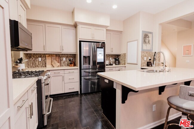 Building Photo - 1245 Wilcox Ave