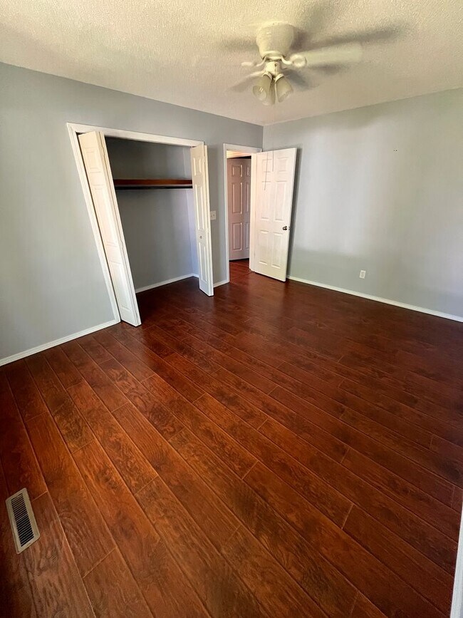 Building Photo - 3-Bed, 2-bath Luxury Southern Hills Designer Home!