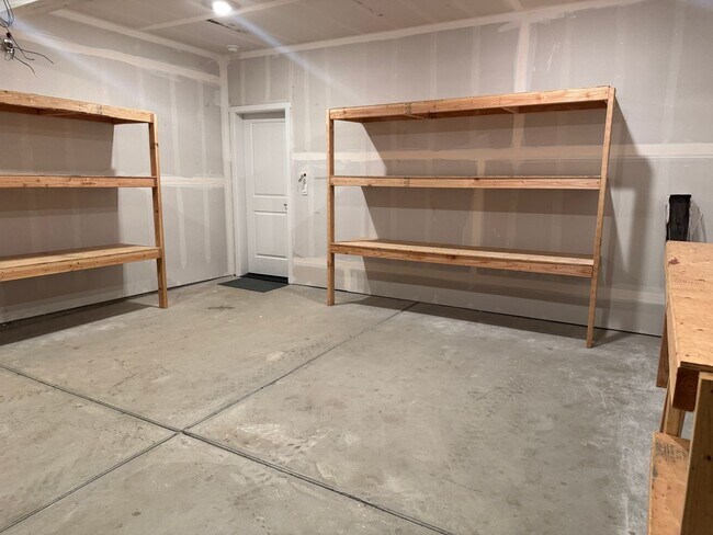 Building Photo - 4 Bed 2.5 Bath Home with Community Amenities