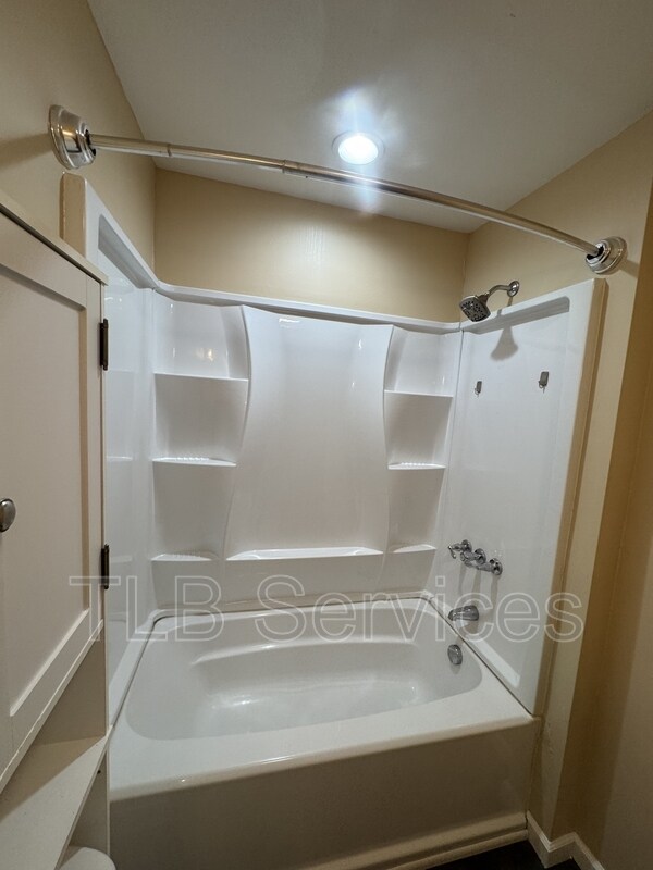 Building Photo - 542 Montdale Rd