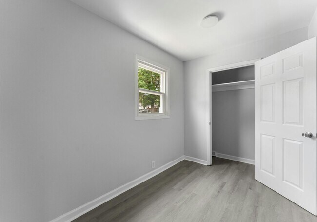 Building Photo - 901 Skyland St