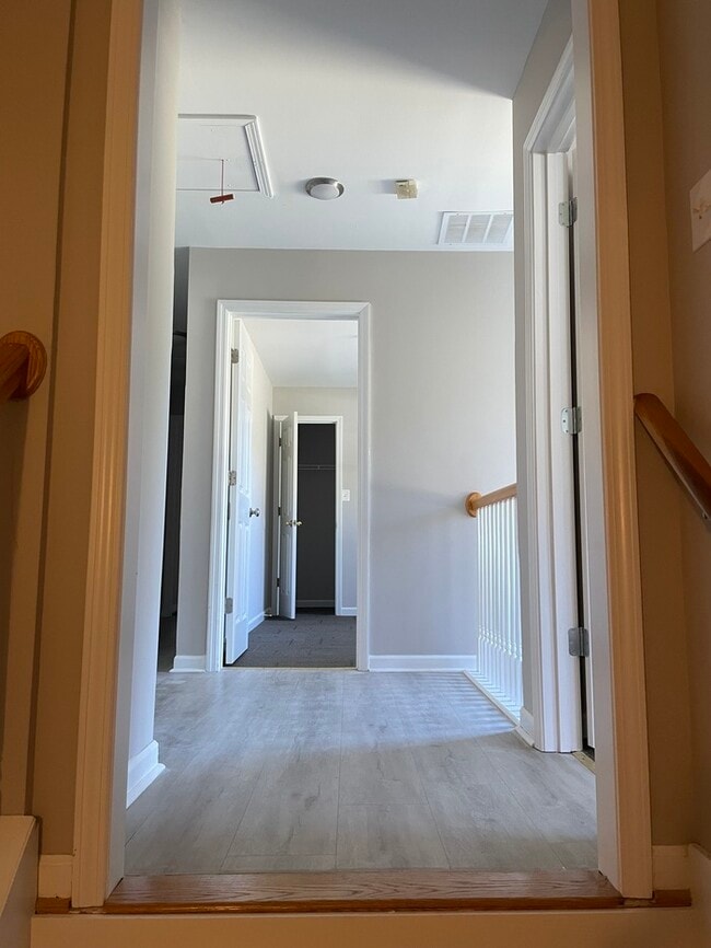 Building Photo - Great Location!