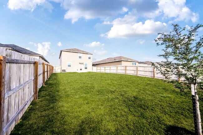 Building Photo - 1 MONTH FREE RENT WITH 18 - 24 MONTH LEASE!!! AVAILABLE THROUGH MARCH ONLY!