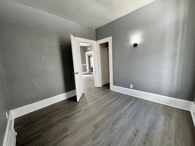 Building Photo - 2 Bedroom House