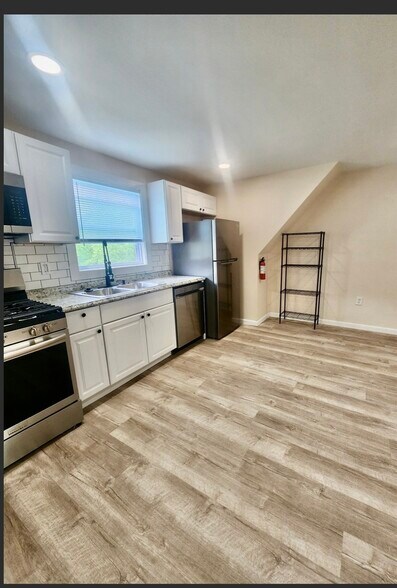 Building Photo - 3555 Lossing St