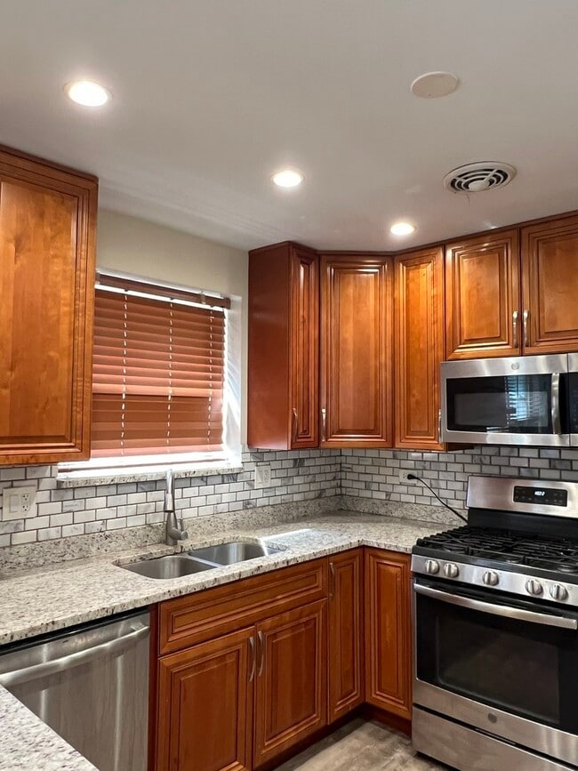 Building Photo - 8052 N Oriole Ave
