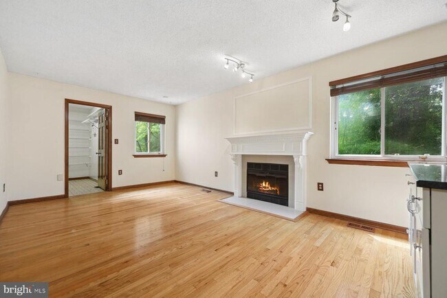 Building Photo - 153 Thoreau Dr