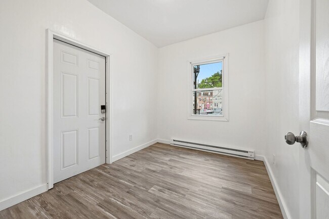 Building Photo - 140 N 7th St