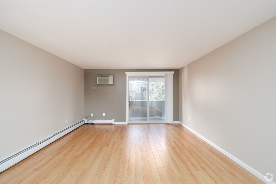2BR, 1BA - 900SF - Living Room - Belmont