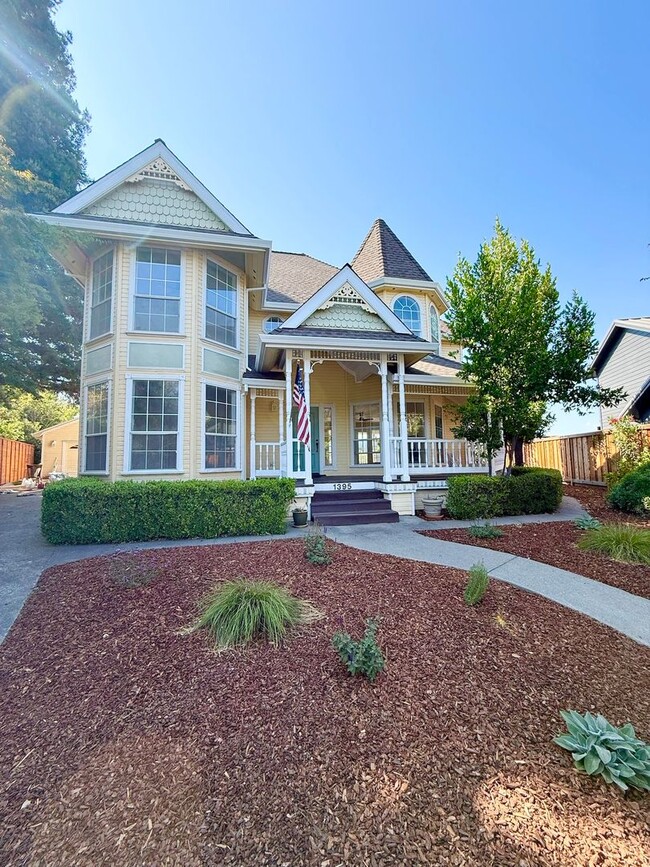 Building Photo - Pet Friendly! Walk to Downtown
