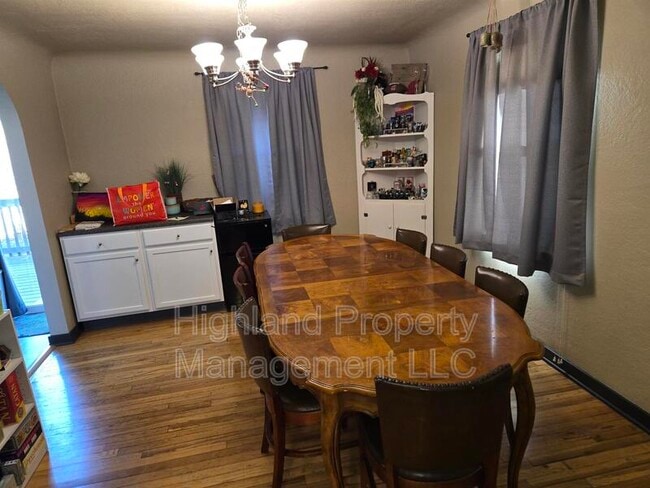 Building Photo - 1160 NE Lake St