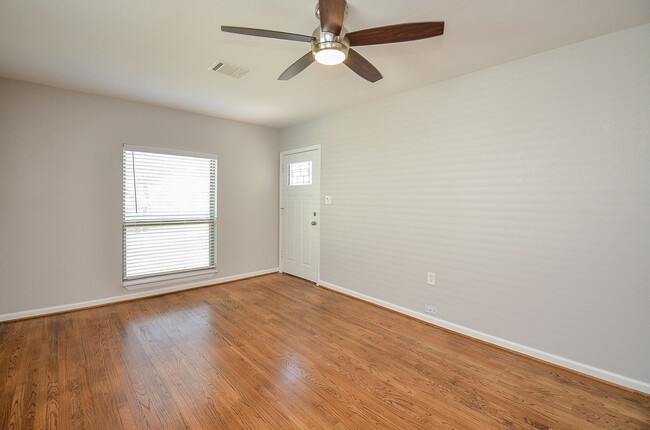 Building Photo - 8153 Lenore St